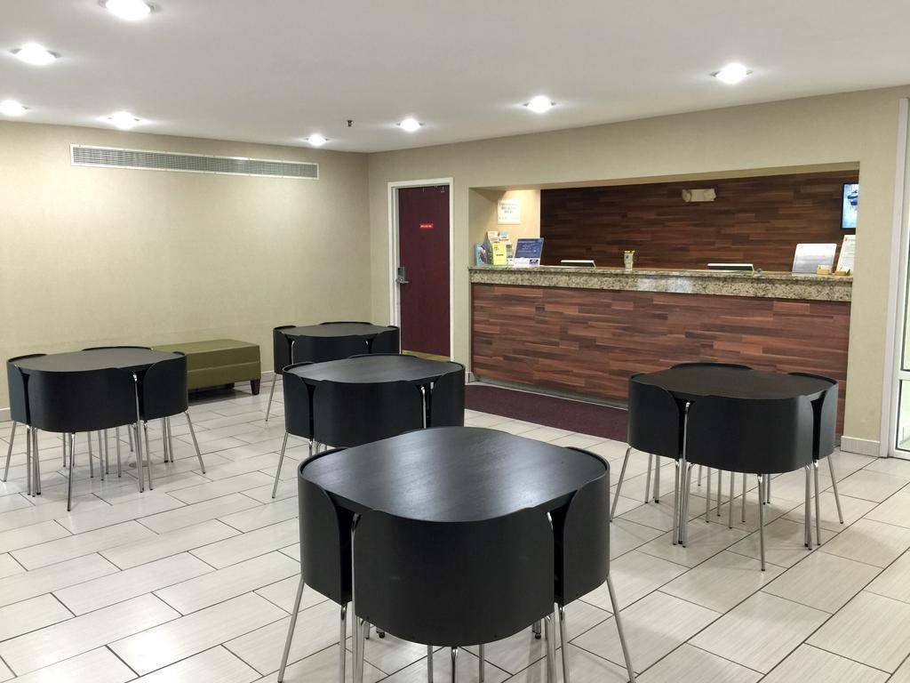 Hotel Super 8 By Wyndham Madison East Esterno foto