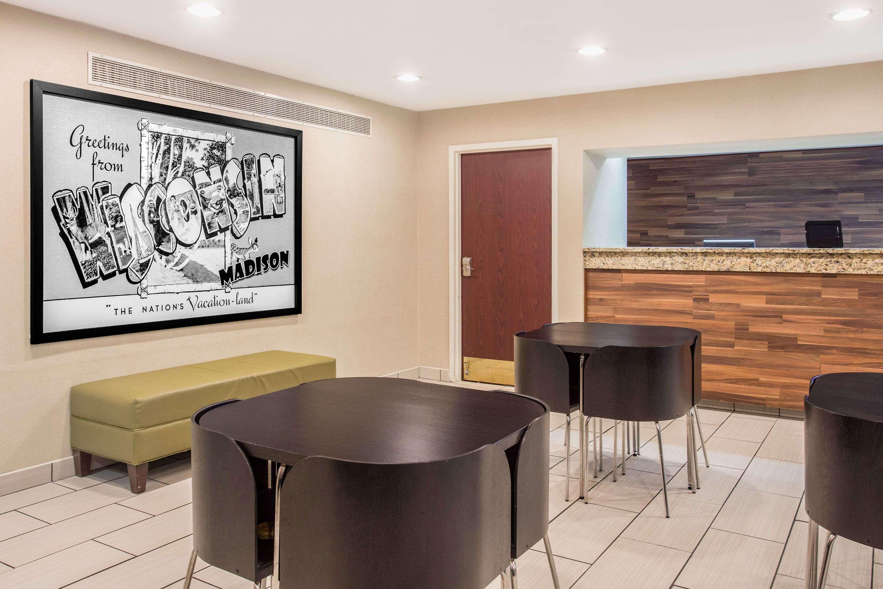 Hotel Super 8 By Wyndham Madison East Esterno foto