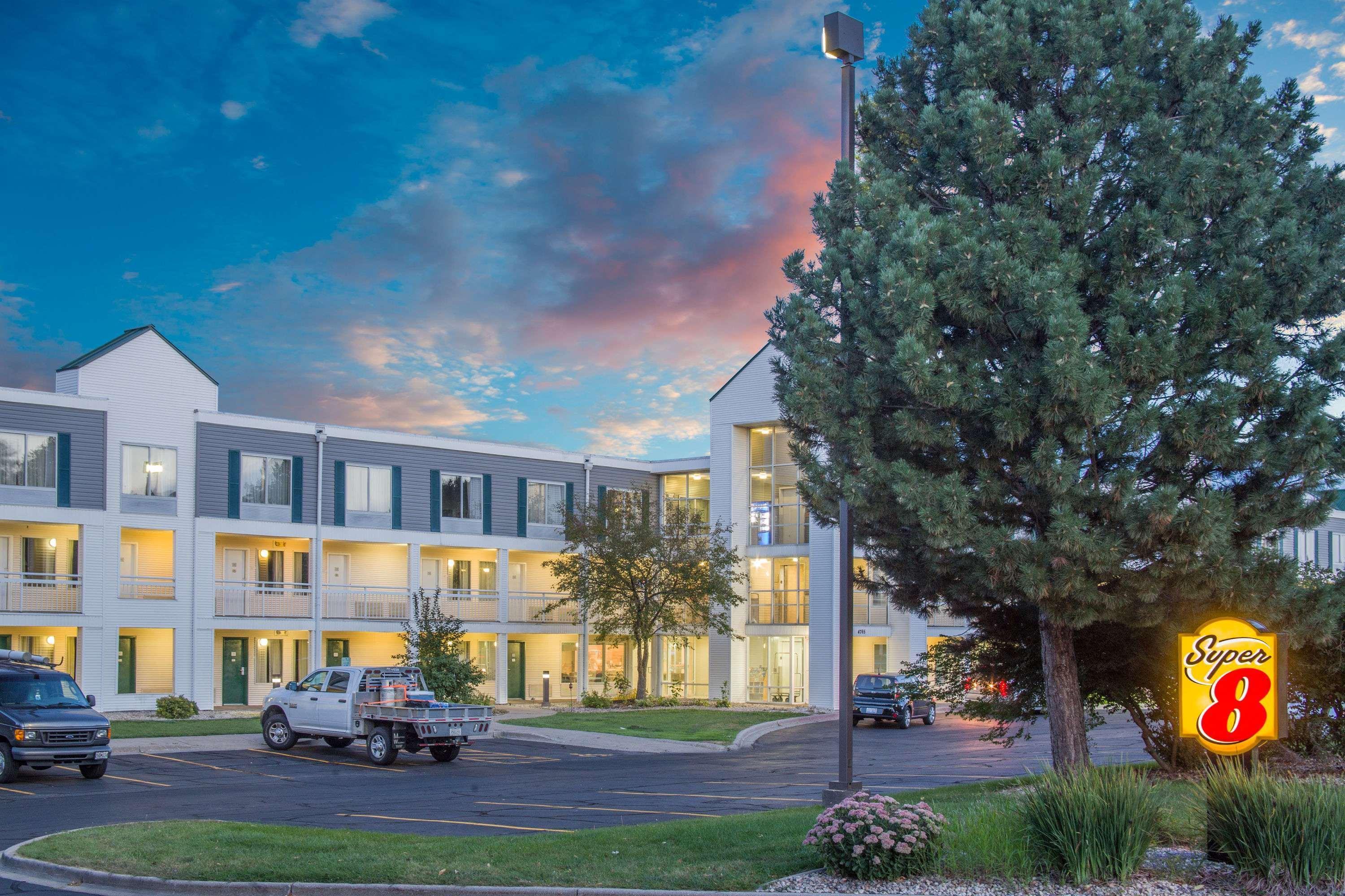 Hotel Super 8 By Wyndham Madison East Esterno foto