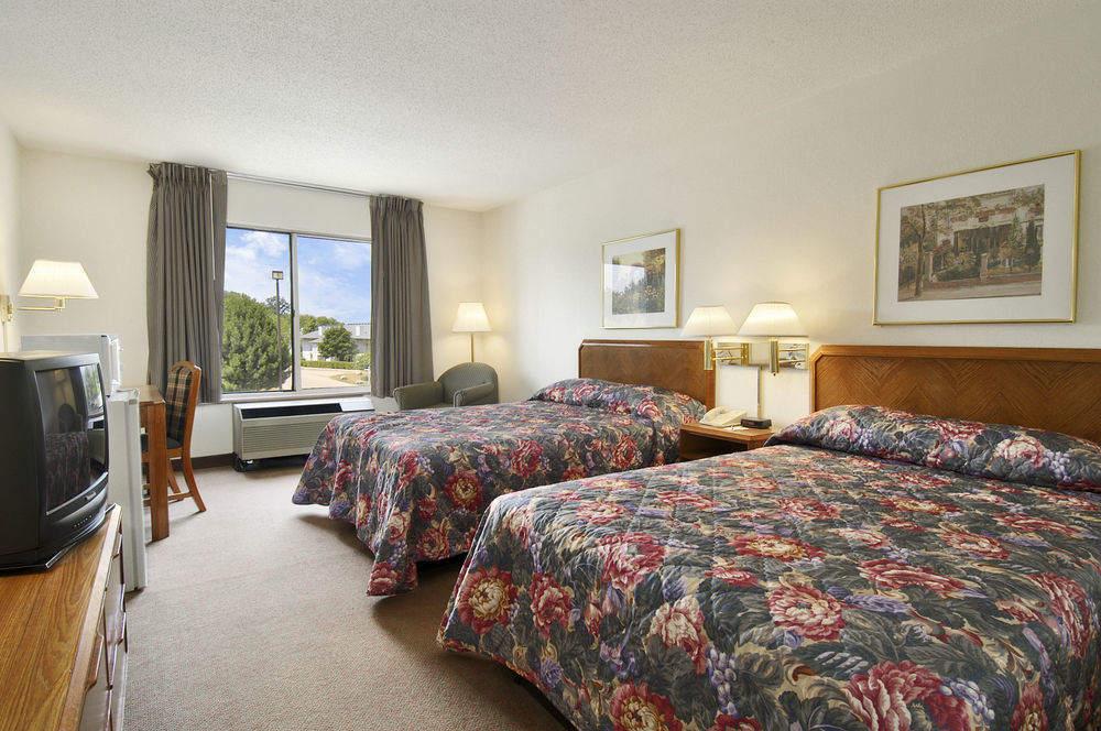 Hotel Super 8 By Wyndham Madison East Esterno foto