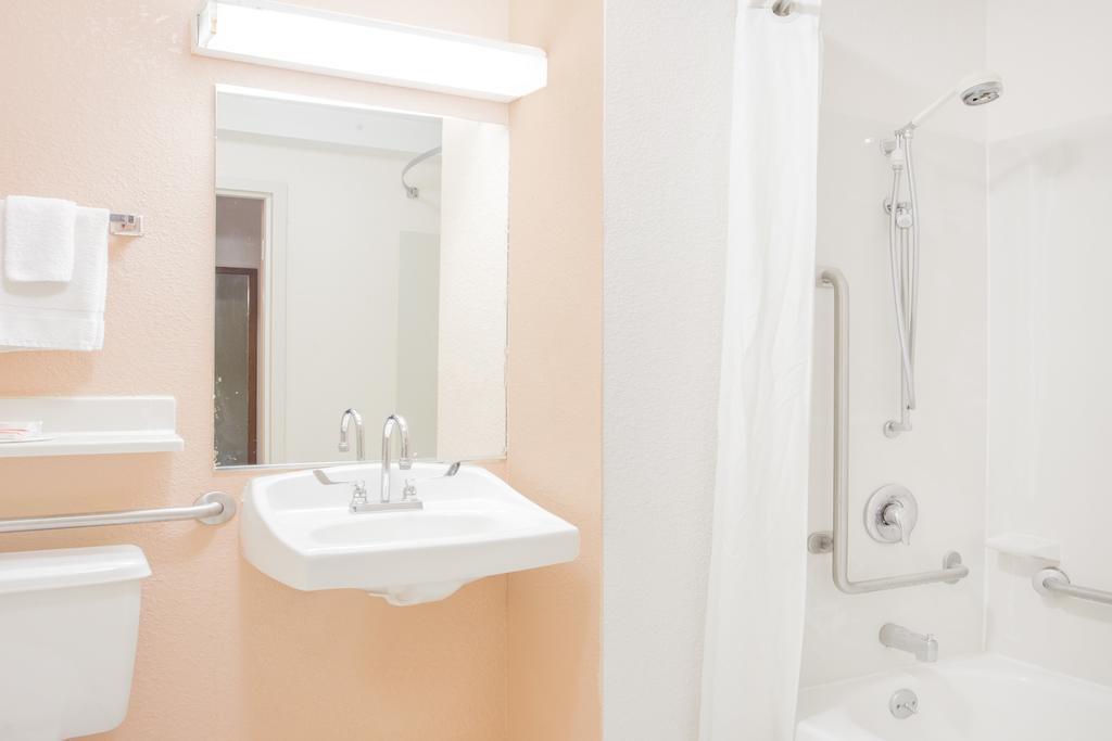 Hotel Super 8 By Wyndham Madison East Esterno foto