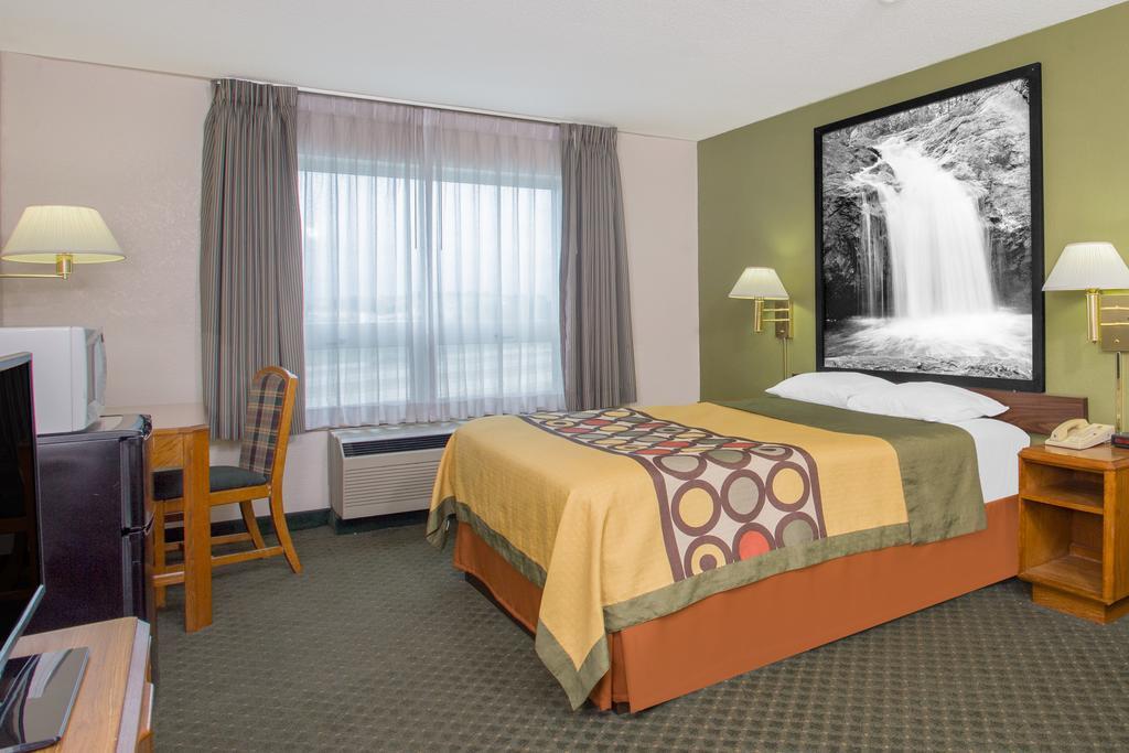Hotel Super 8 By Wyndham Madison East Esterno foto
