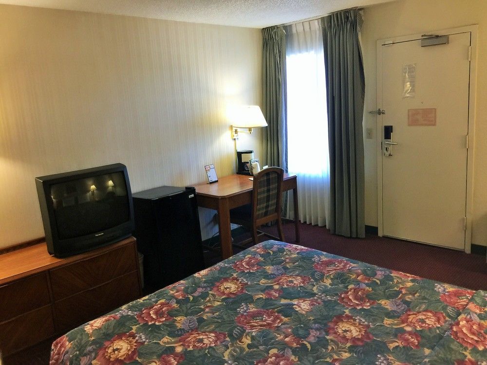 Hotel Super 8 By Wyndham Madison East Esterno foto