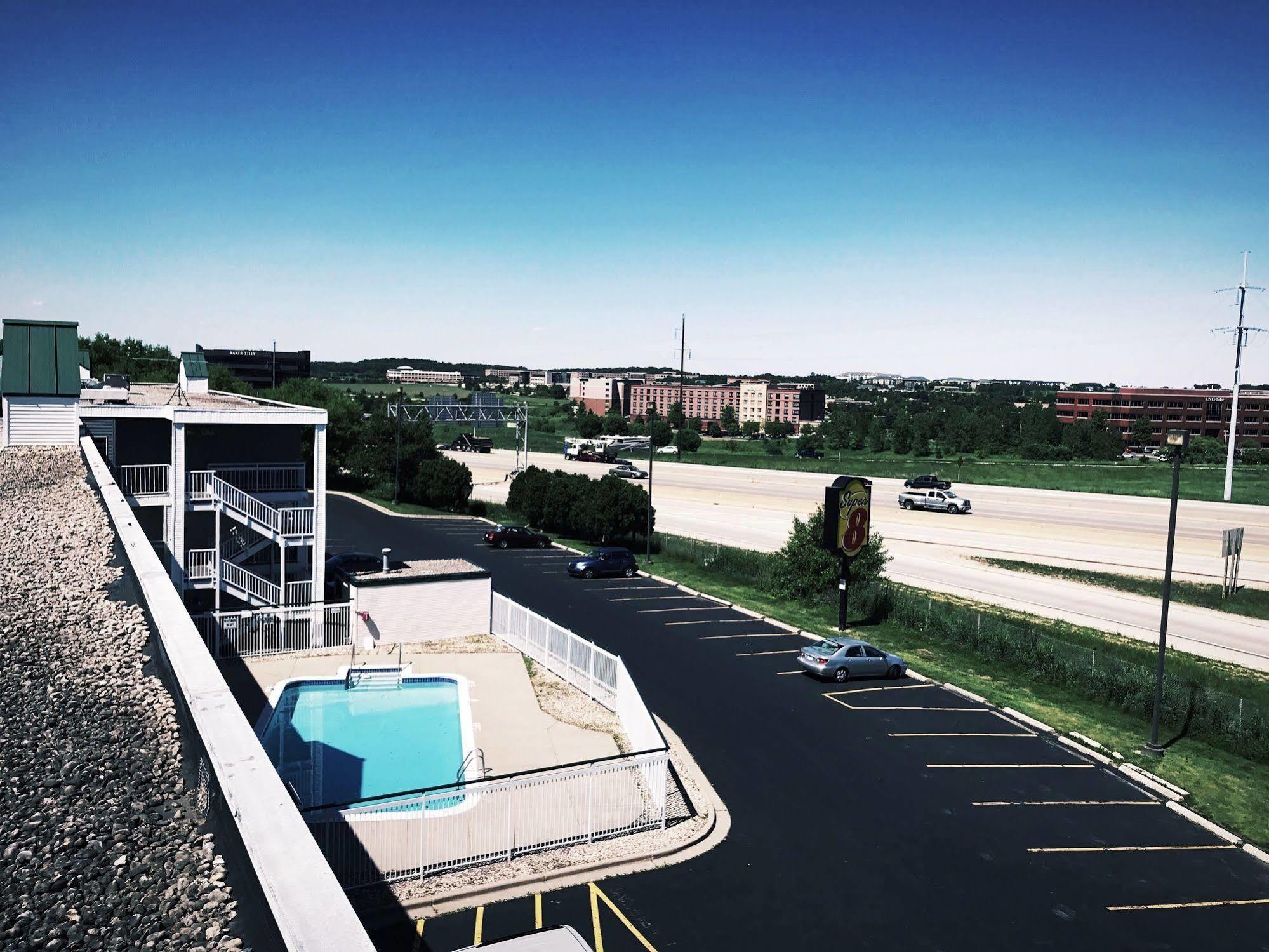 Hotel Super 8 By Wyndham Madison East Esterno foto