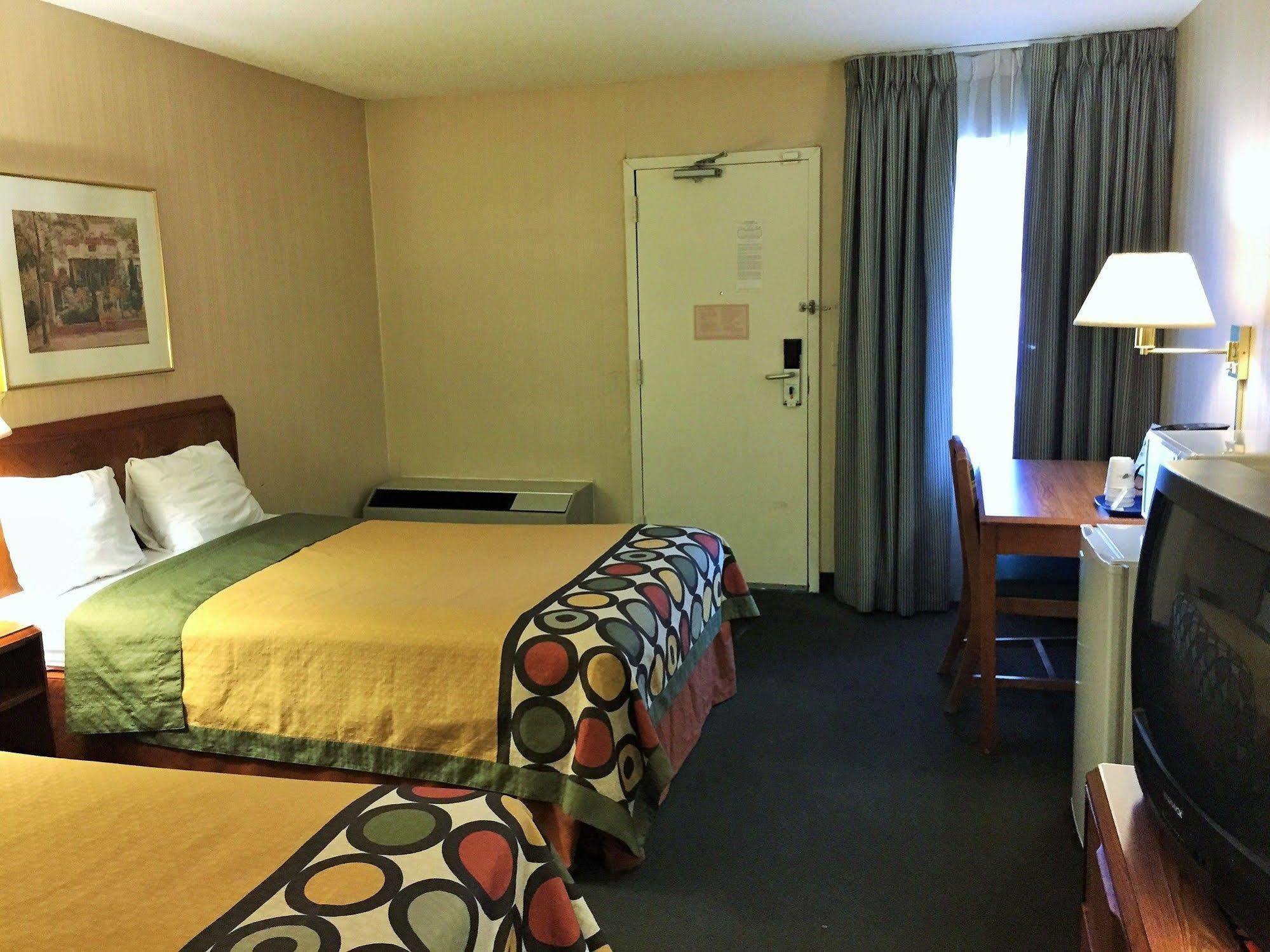 Hotel Super 8 By Wyndham Madison East Esterno foto