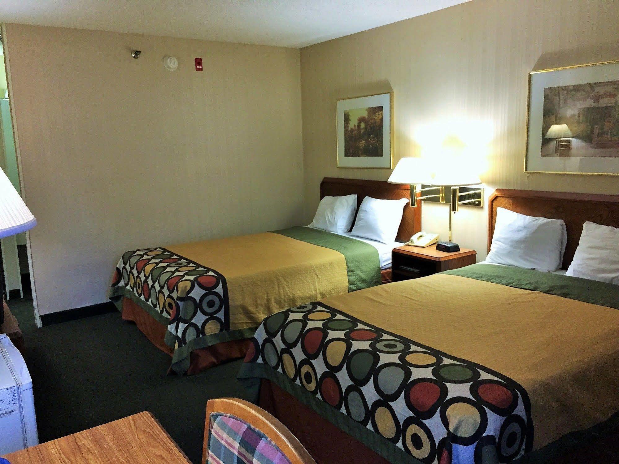 Hotel Super 8 By Wyndham Madison East Esterno foto