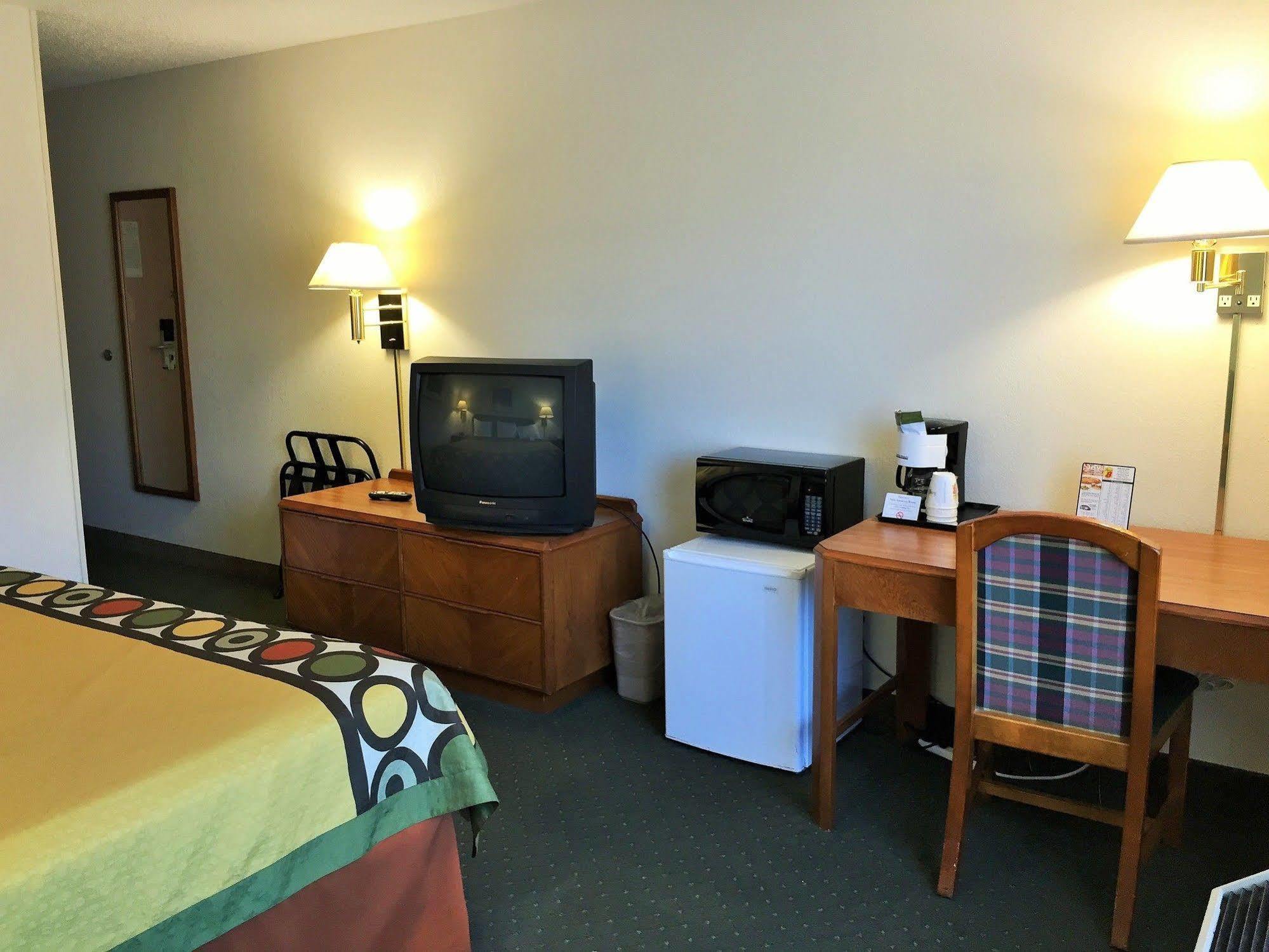 Hotel Super 8 By Wyndham Madison East Esterno foto