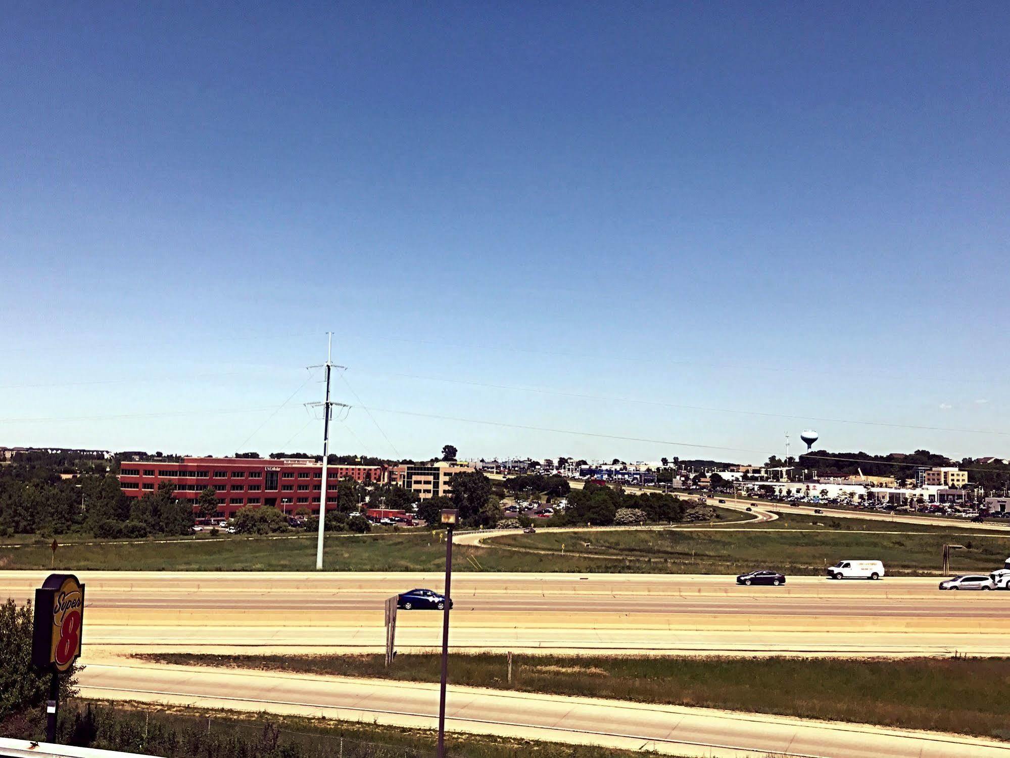 Hotel Super 8 By Wyndham Madison East Esterno foto