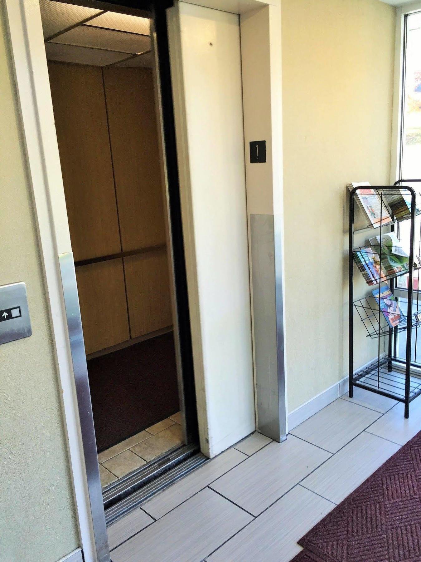 Hotel Super 8 By Wyndham Madison East Esterno foto