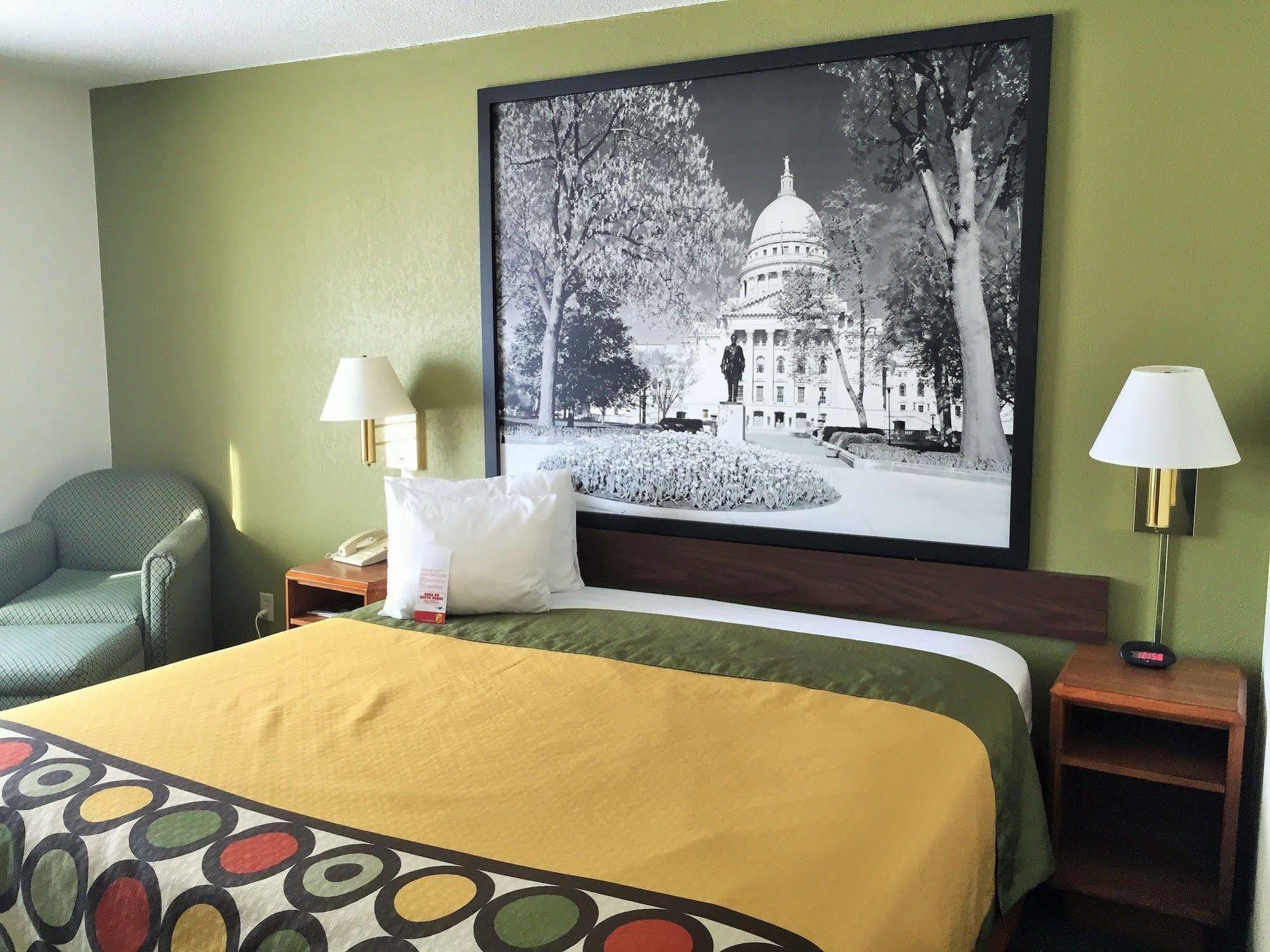 Hotel Super 8 By Wyndham Madison East Esterno foto