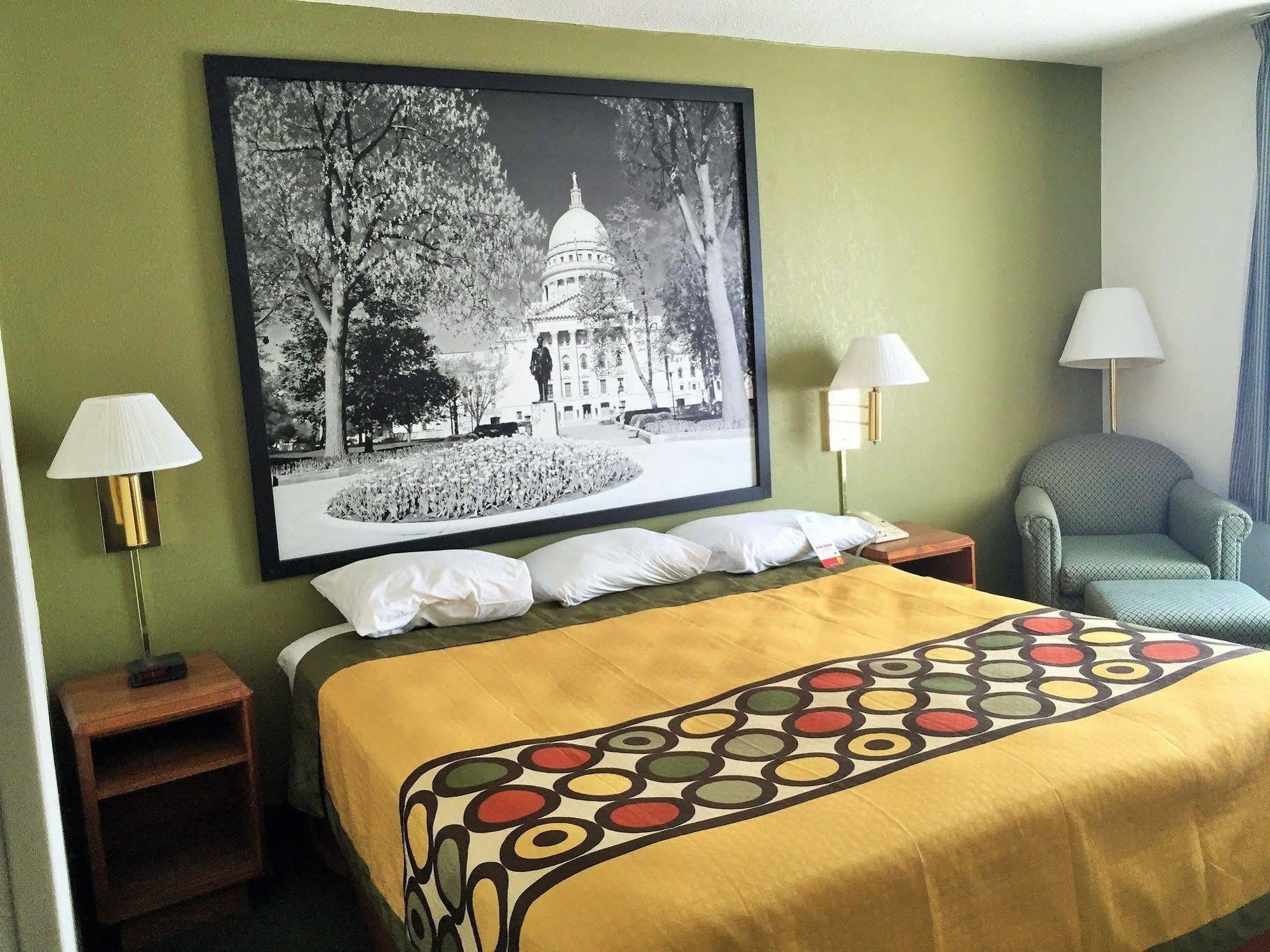 Hotel Super 8 By Wyndham Madison East Esterno foto