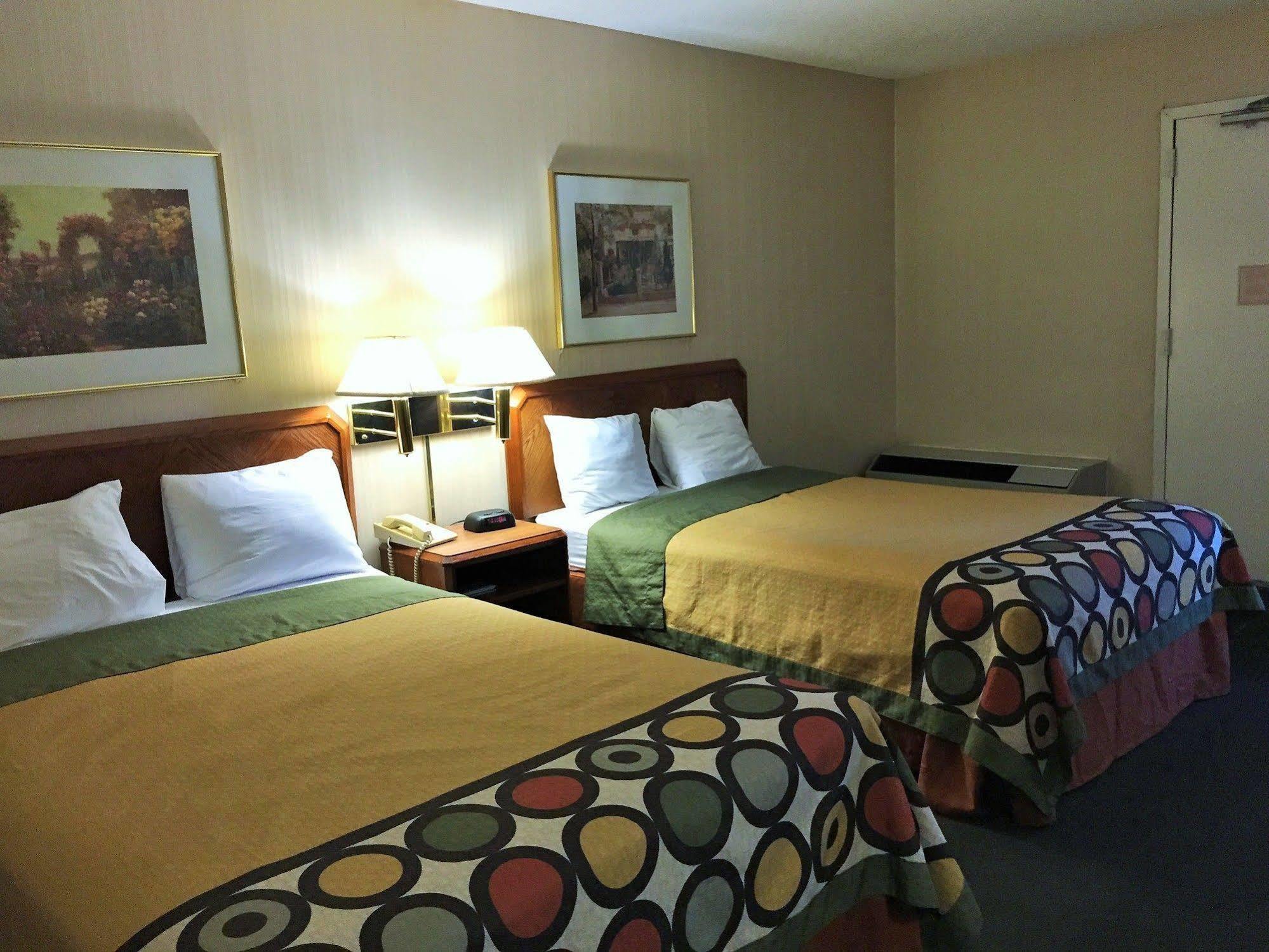 Hotel Super 8 By Wyndham Madison East Esterno foto