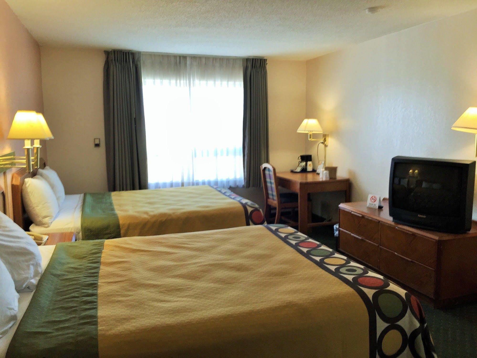 Hotel Super 8 By Wyndham Madison East Esterno foto
