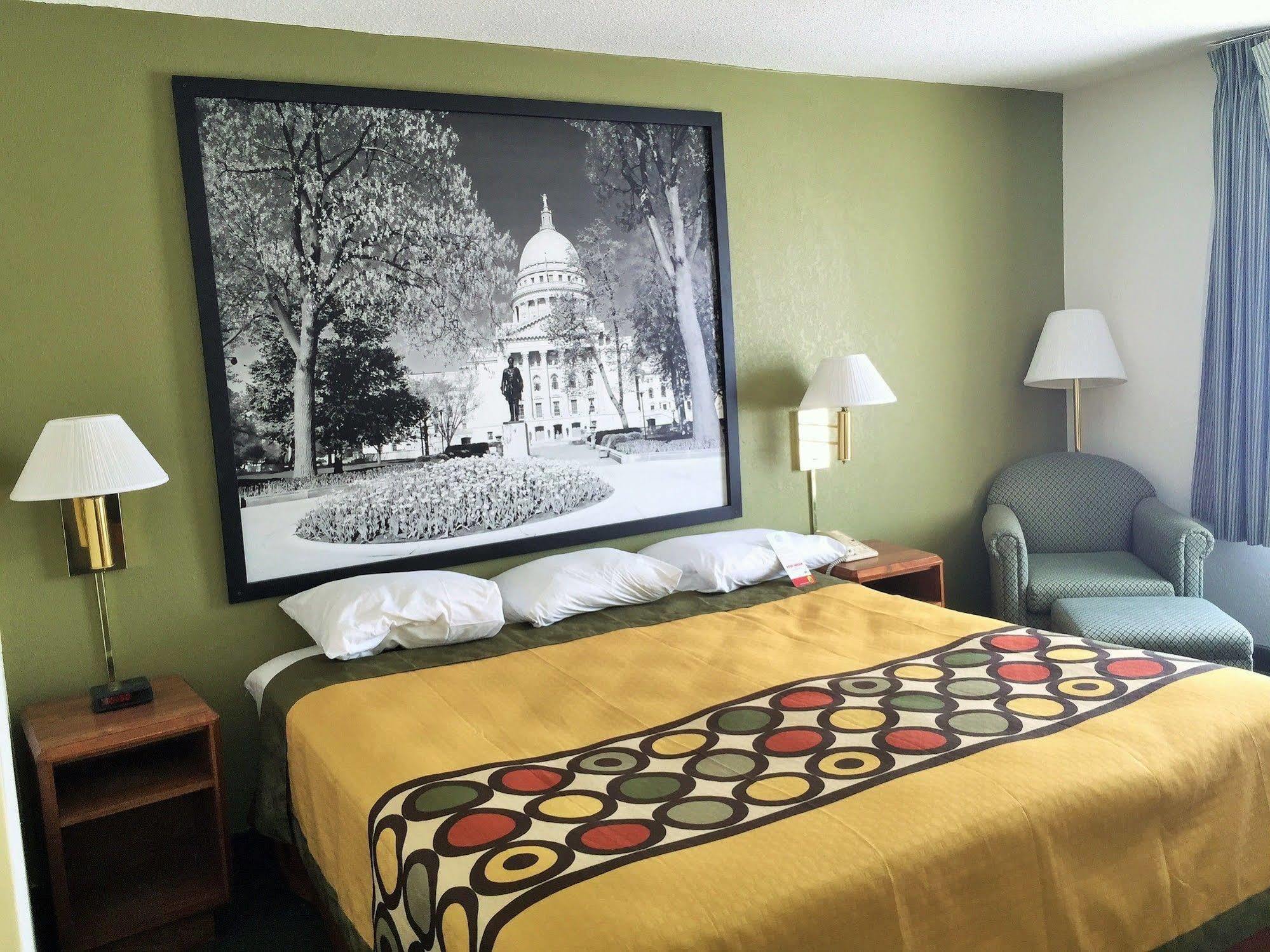 Hotel Super 8 By Wyndham Madison East Esterno foto