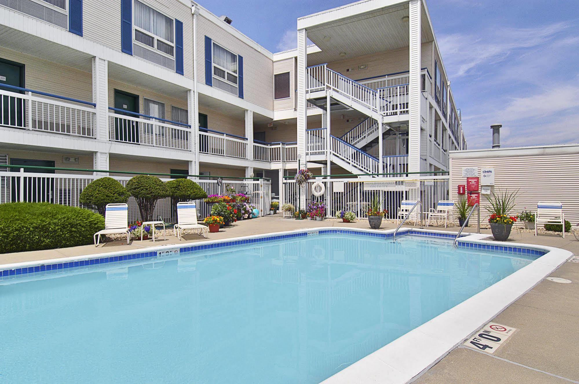 Hotel Super 8 By Wyndham Madison East Esterno foto